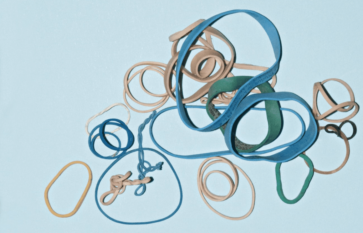 Snapping rubber band to treat OCD